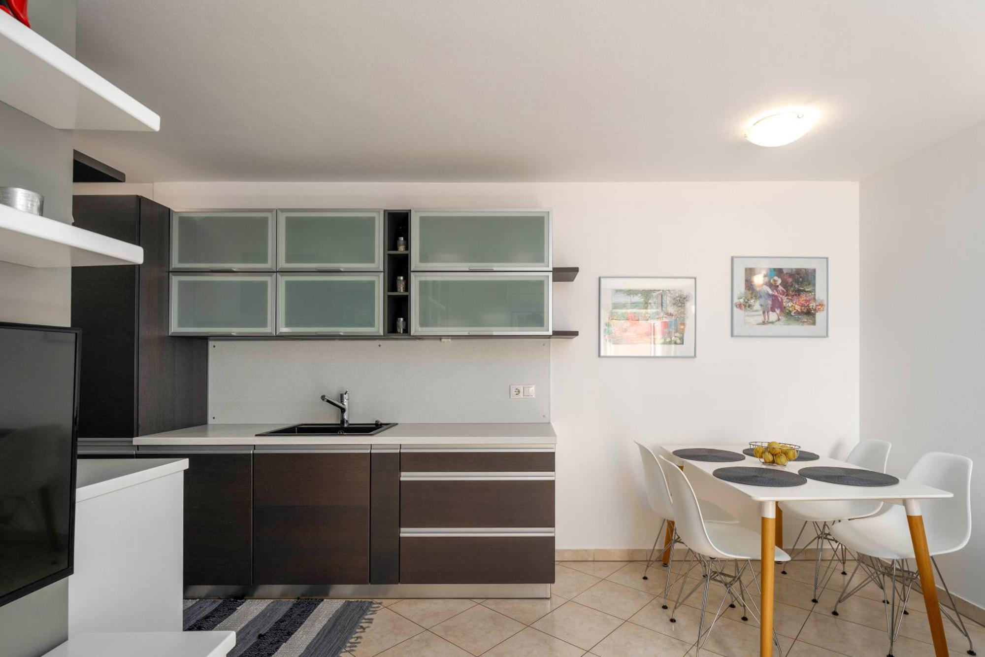 Degrassi Square Apartments (Adults Only) Vrsar Dış mekan fotoğraf