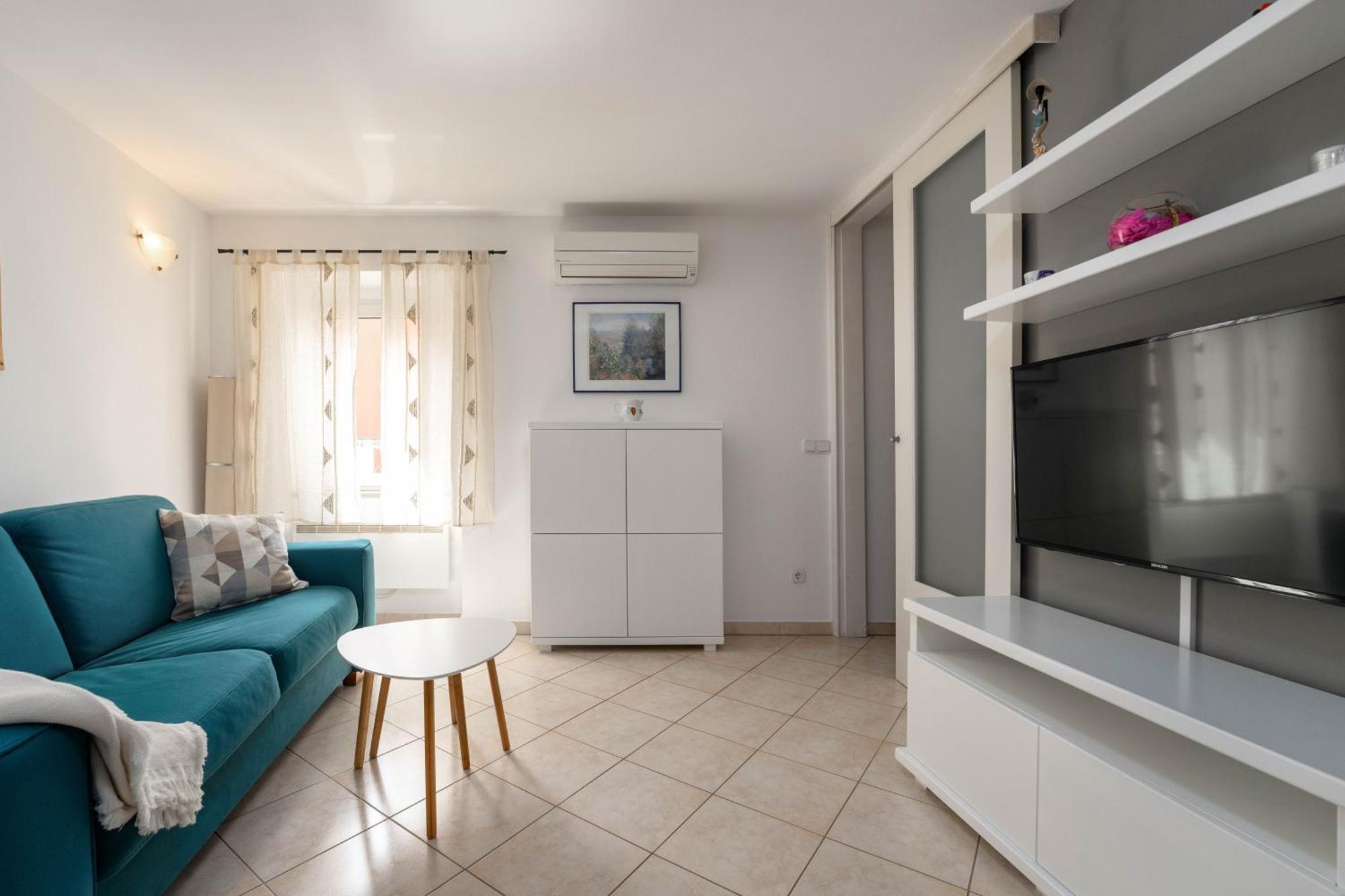 Degrassi Square Apartments (Adults Only) Vrsar Dış mekan fotoğraf