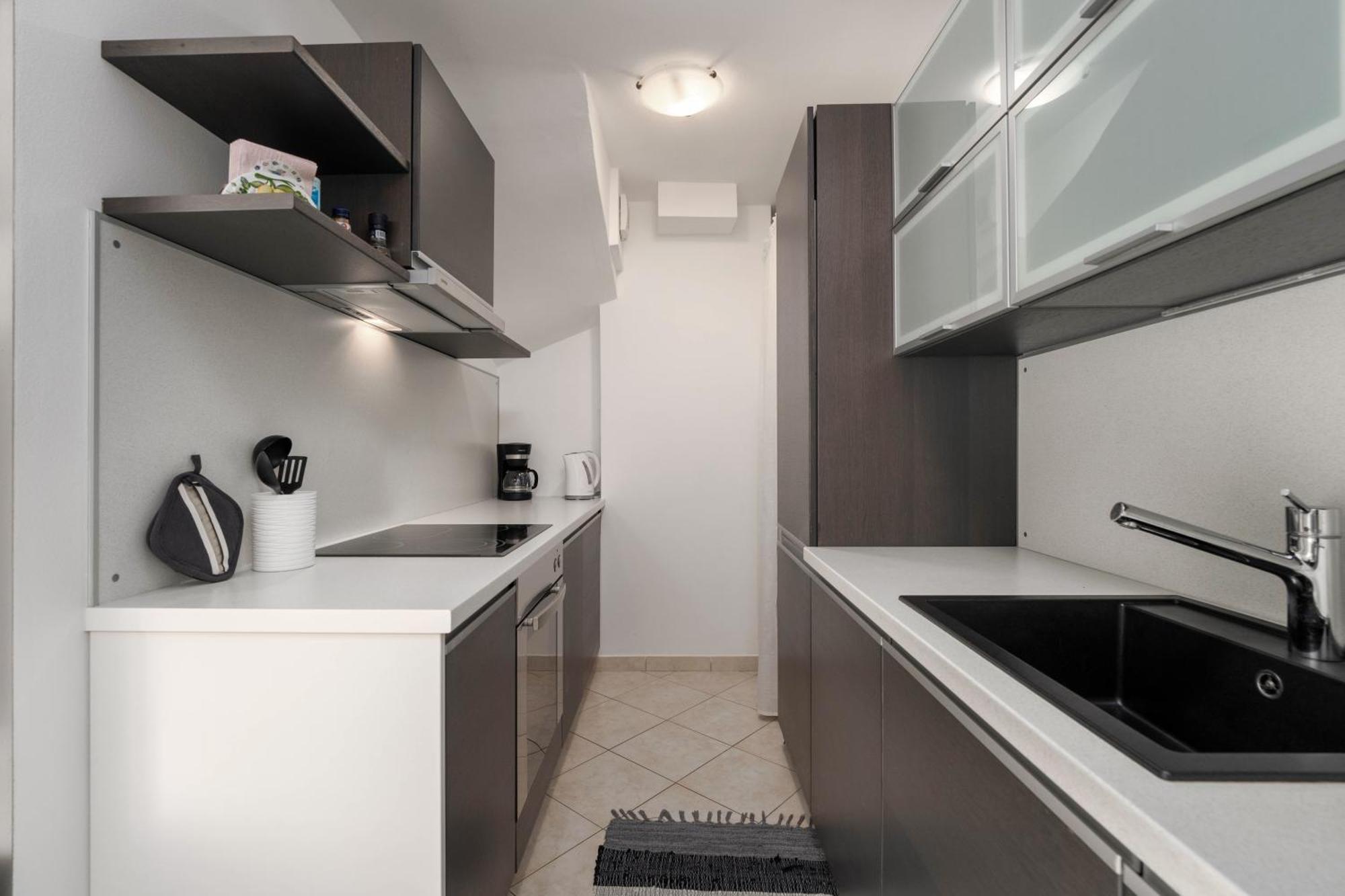 Degrassi Square Apartments (Adults Only) Vrsar Dış mekan fotoğraf