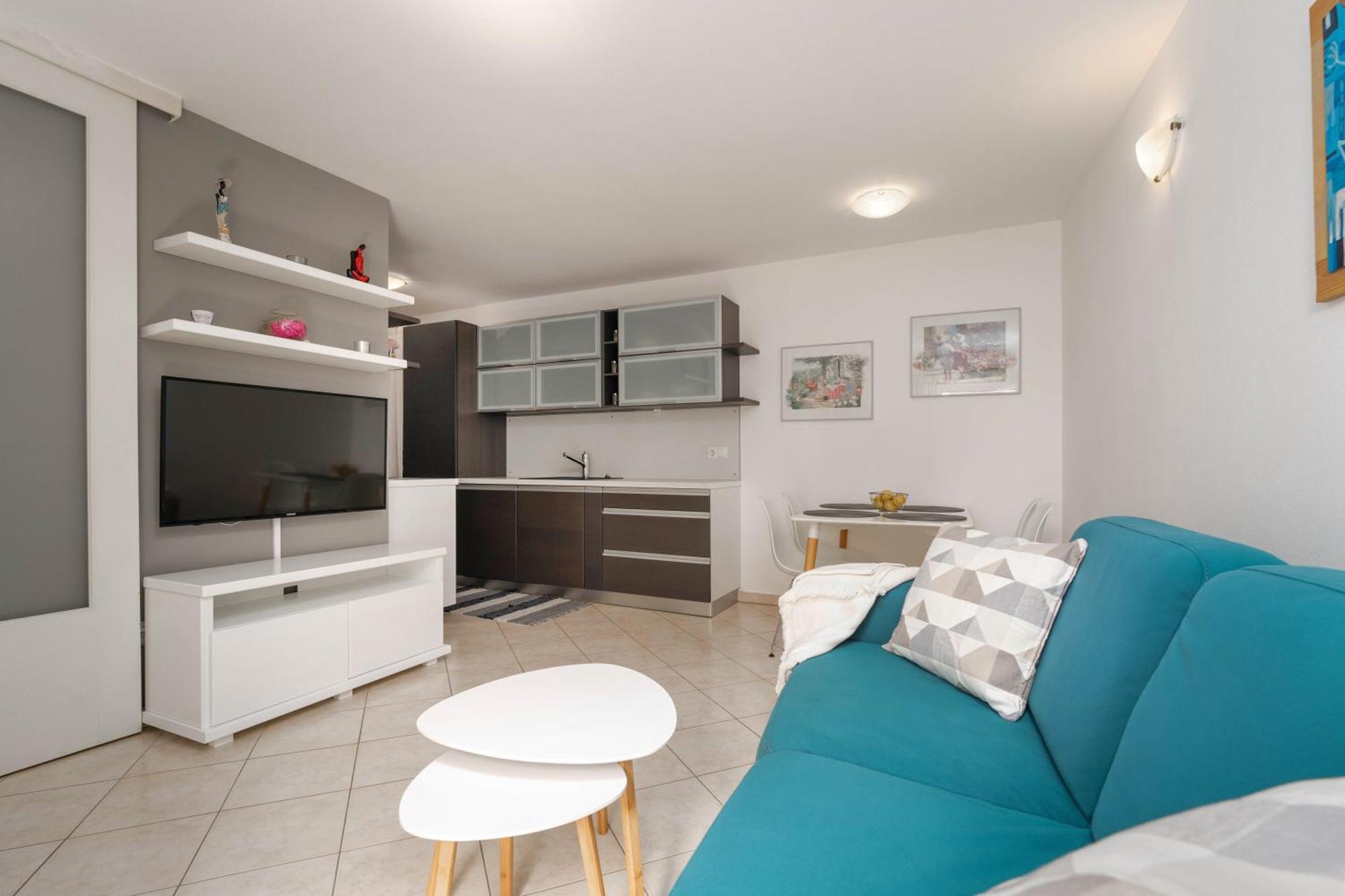 Degrassi Square Apartments (Adults Only) Vrsar Dış mekan fotoğraf