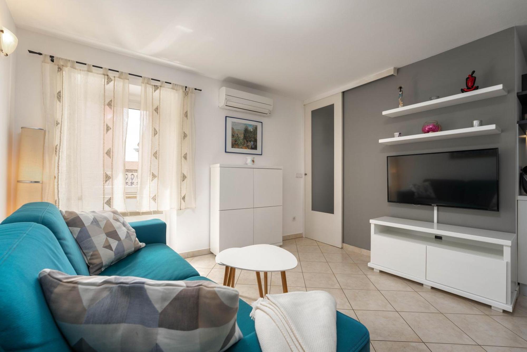 Degrassi Square Apartments (Adults Only) Vrsar Dış mekan fotoğraf
