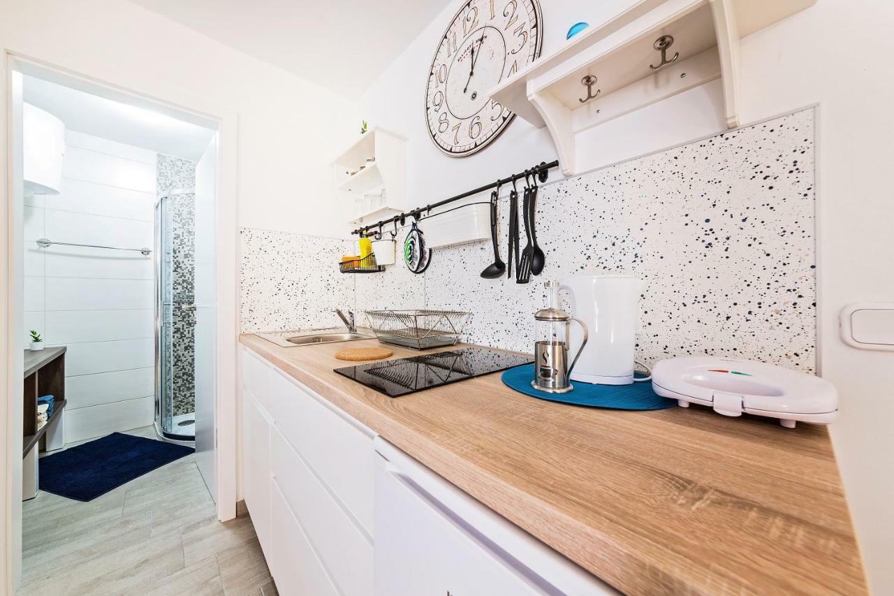 Degrassi Square Apartments (Adults Only) Vrsar Dış mekan fotoğraf