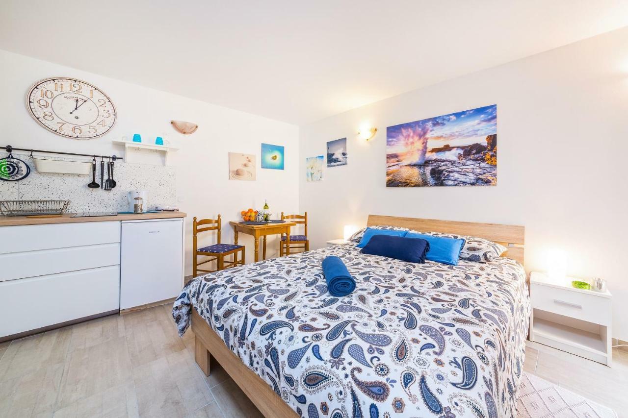 Degrassi Square Apartments (Adults Only) Vrsar Dış mekan fotoğraf