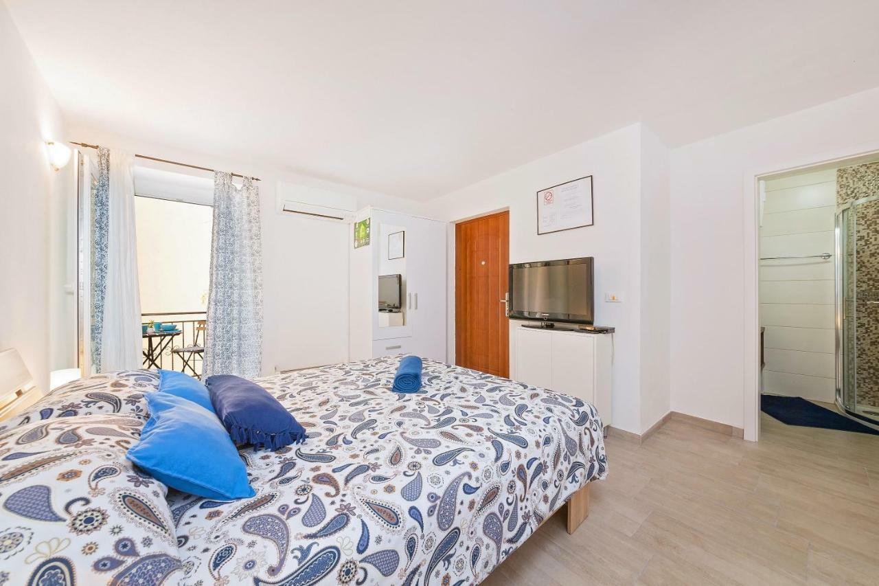 Degrassi Square Apartments (Adults Only) Vrsar Dış mekan fotoğraf