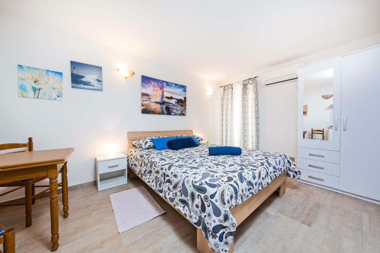 Degrassi Square Apartments (Adults Only) Vrsar Dış mekan fotoğraf