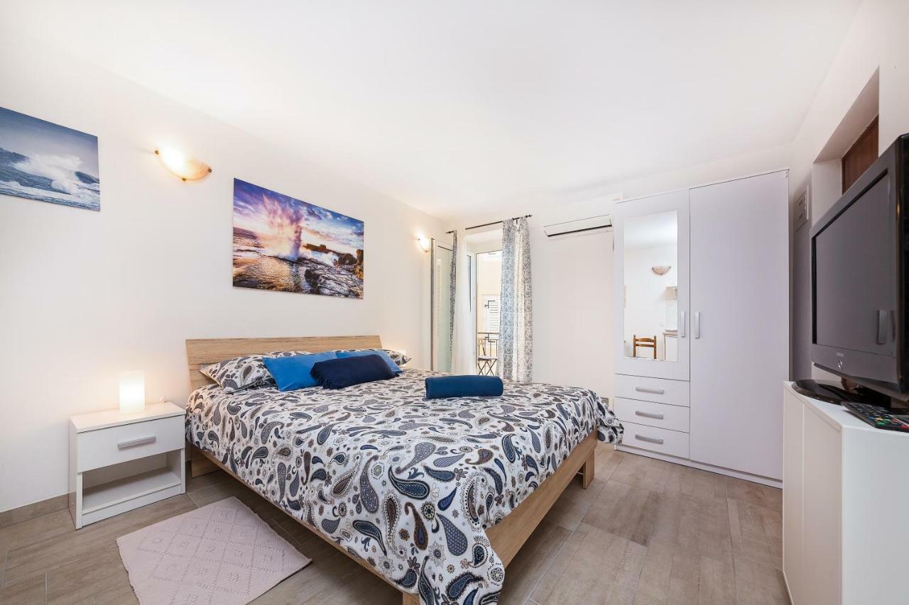 Degrassi Square Apartments (Adults Only) Vrsar Dış mekan fotoğraf