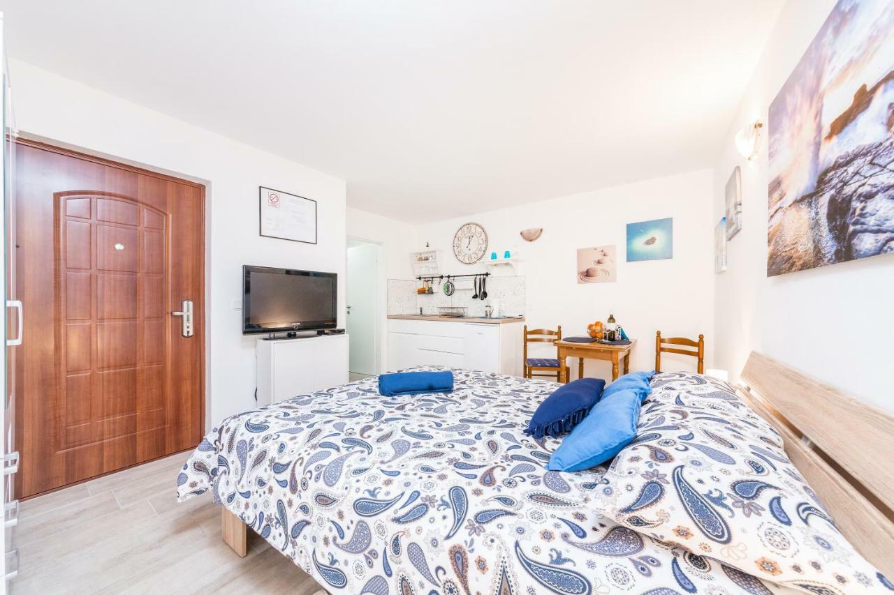 Degrassi Square Apartments (Adults Only) Vrsar Dış mekan fotoğraf